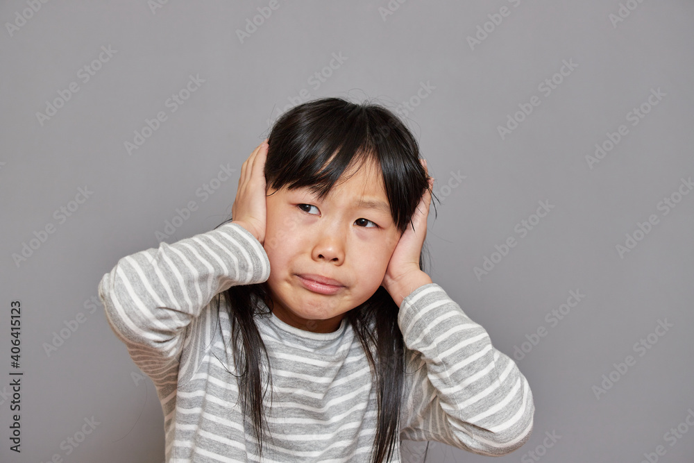 びっくりして怖い表情の子供の様子