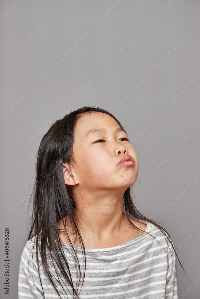 くだらない様子の可愛い子供 くだらない様子の可愛い子供