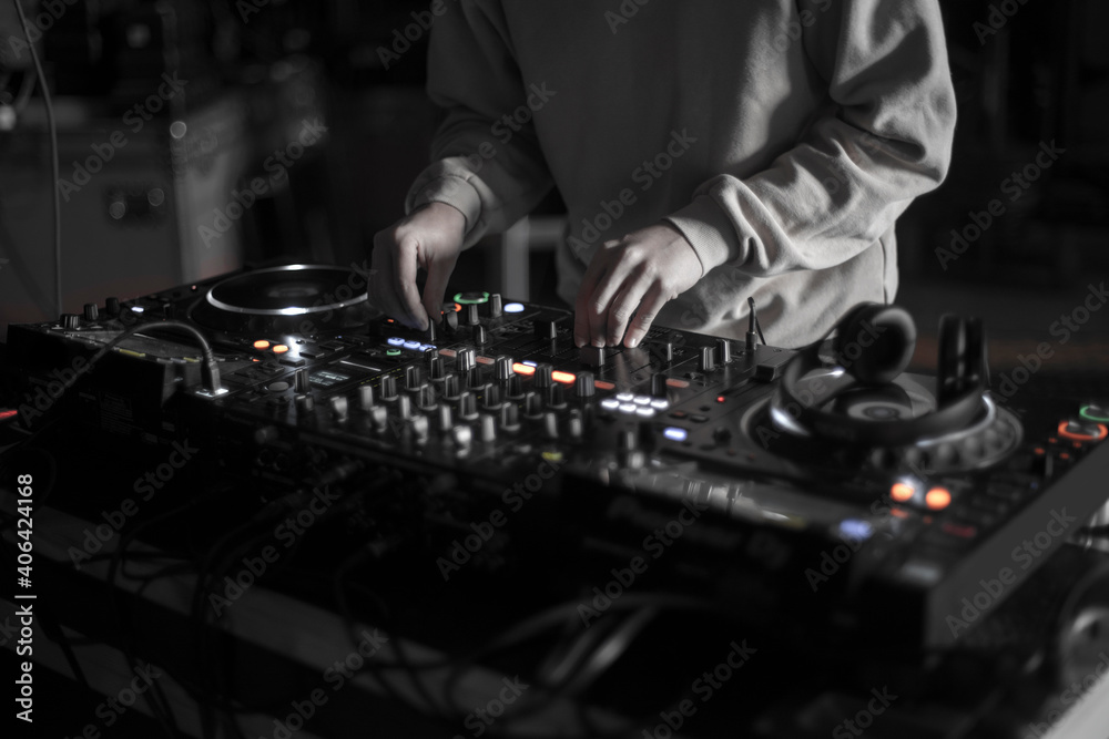 dj the console dj the console