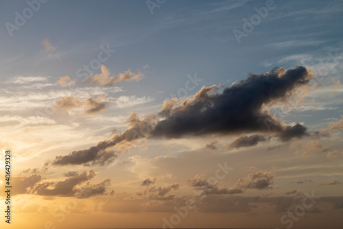 Cielo nublado al atardecer