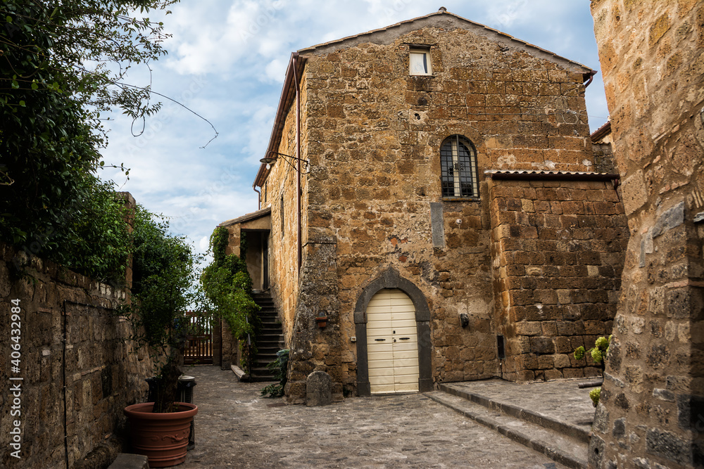 Fototapeta premium Beautiful alley in Civita di Bagnoregio, Lazio, Italy