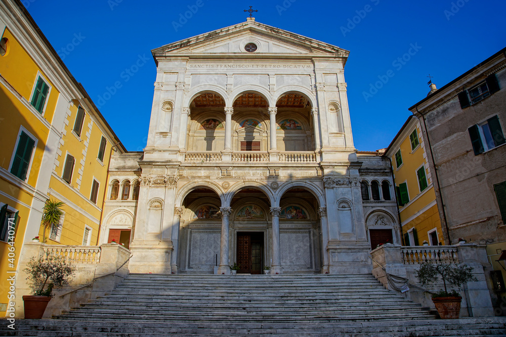 La cattedrale dei Santi Pietro e Francesco a Massa in Toscana