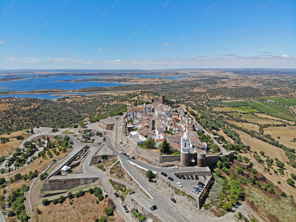 Das mittelalterliche Städtchen Monsaraz in Portugal 
