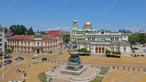 Die Narodno Sabranie ist das Parlament Bulgariens, gleich dahinter liegt die Alexander-Newski-Kathedrale