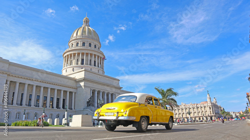 Oldtimer vor dem Kapitol in Havanna, Kuba © Worldwide Pictures