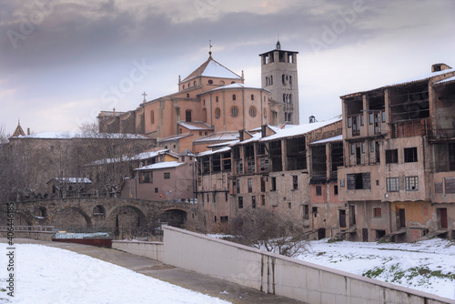 Paisaje urbano nevado de ciudad de Vic con la Catedral y las antiguas Adoberías al fondo, después de la nevada. Vic, Cataluña, España