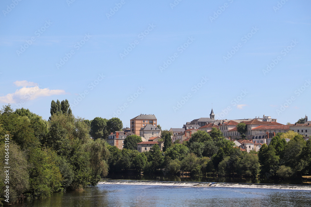 Panorama sur la ville et la rivière