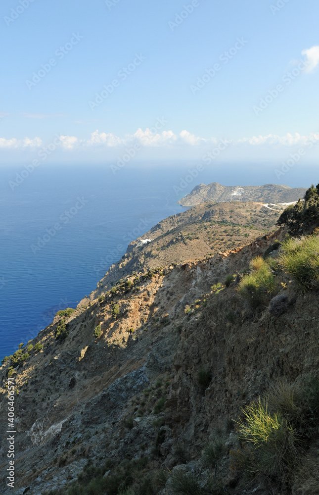 La carrière de gypse de Mochlos vue depuis Platanos près de Sitia en Crète