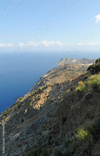 La carrière de gypse de Mochlos vue depuis Platanos près de Sitia en Crète