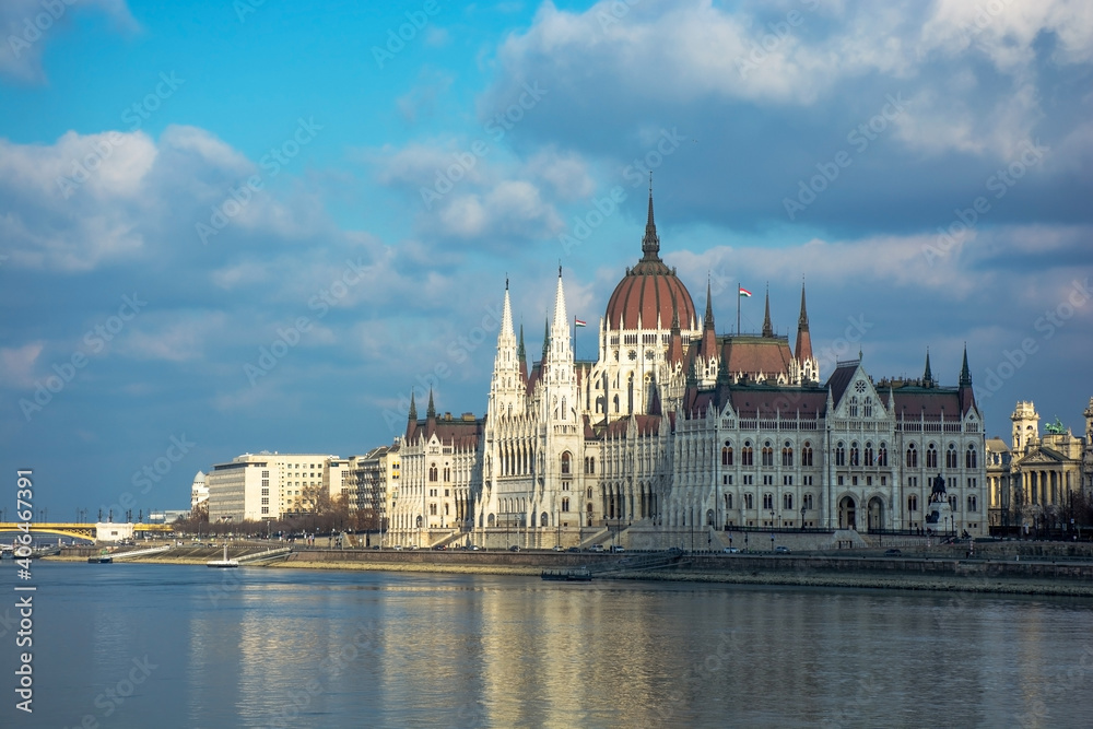 Obraz premium Hungary Budapest, Parliament against the background of the dramatic sky, reflected in the water
