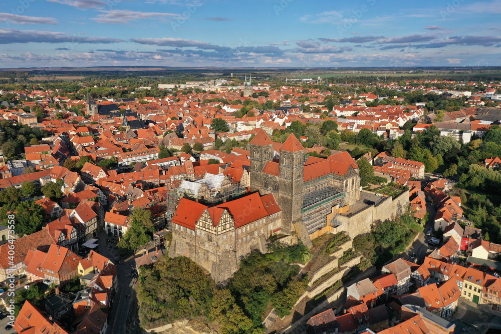 Quedlinburg. Stiftskirche St. Servatii auf dem Burgberg Quedlinburg mit historischer Altstadt, Luftbild
