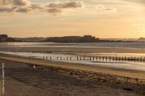The evening light on beach and olt town of Saint Malo   France  Ille et Vilaine  Brittany  France 