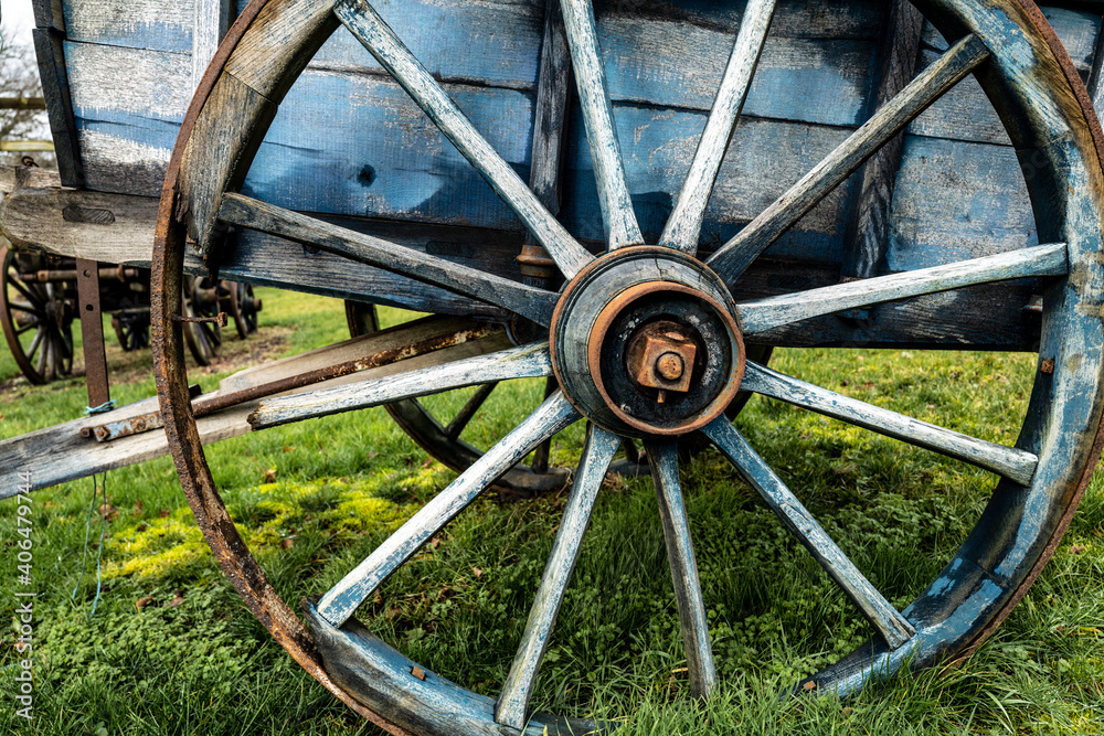 roue en bois d'une vieille betaillere