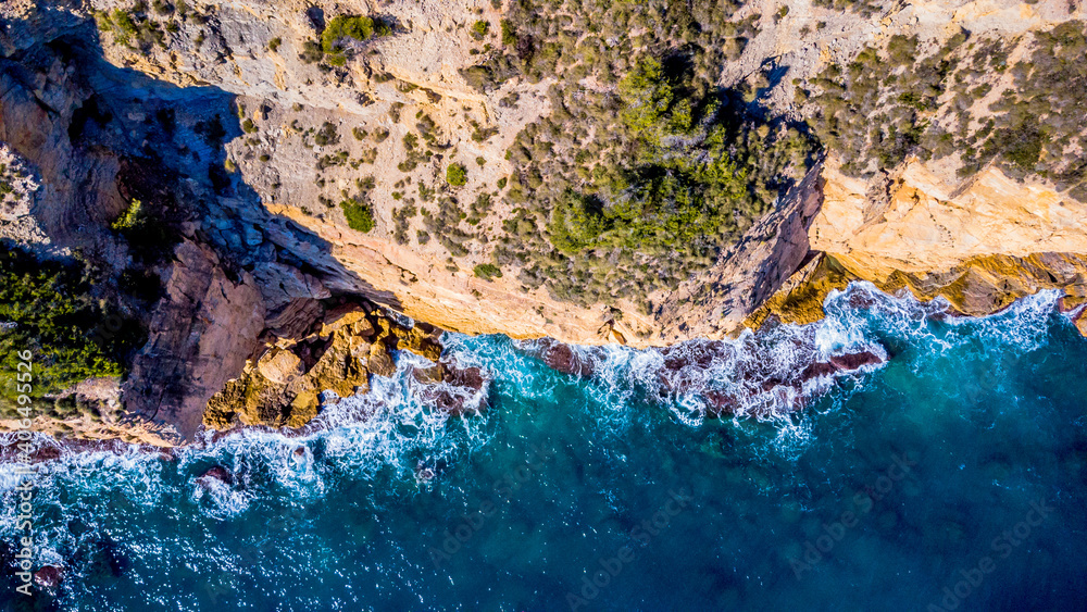 Foto aérea en los acantilados mediterráneos.