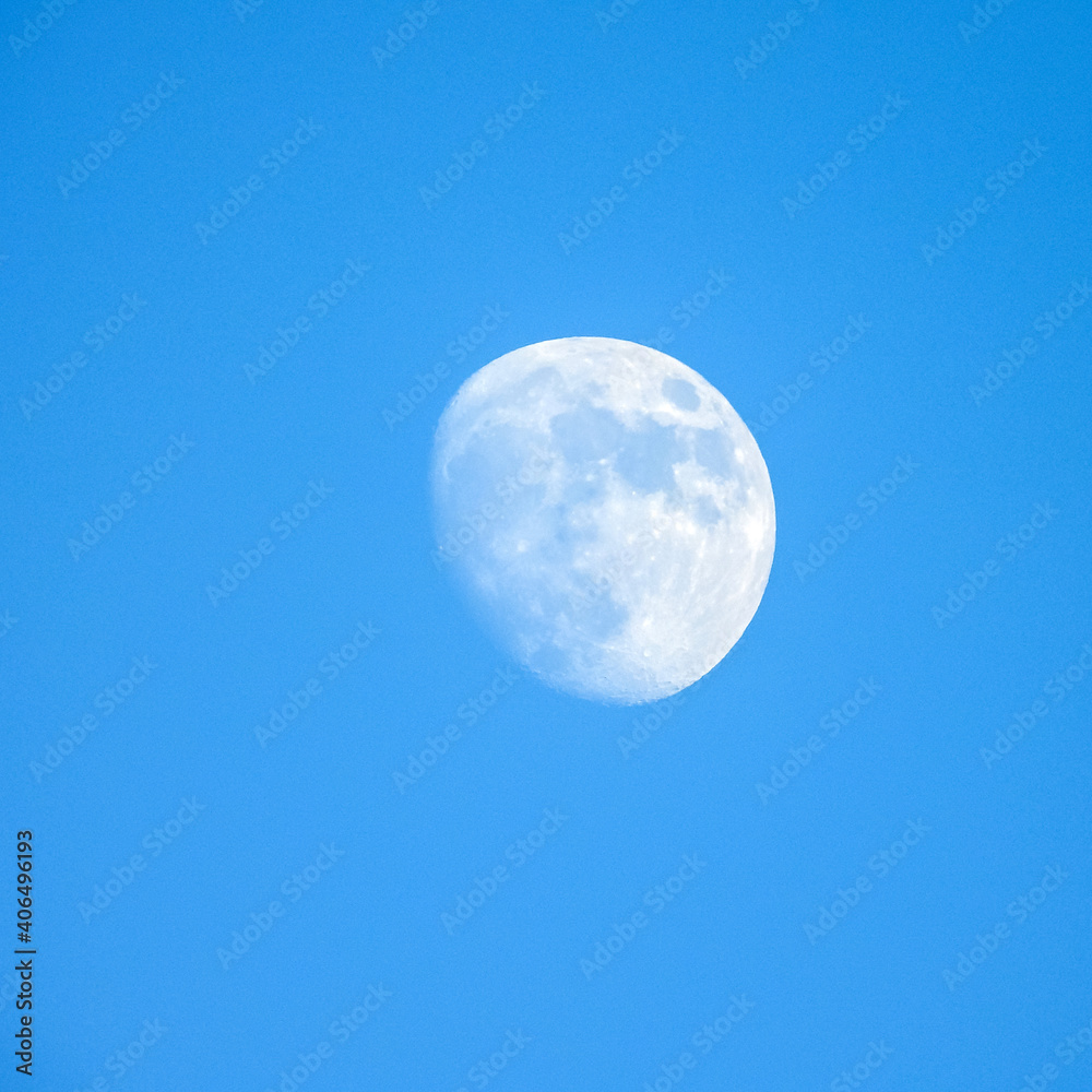 Pleine lune en plein jour - Full moon in blue sky Pleine lune en plein jour - Full moon in blue sky