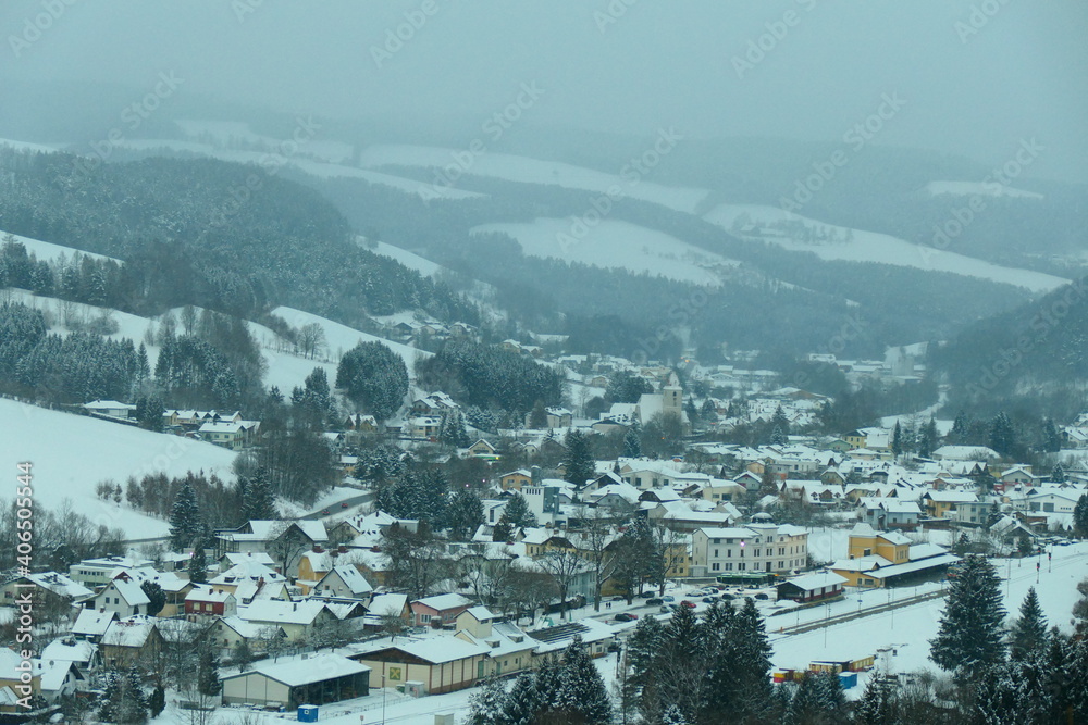 alpine Stadt im Winter