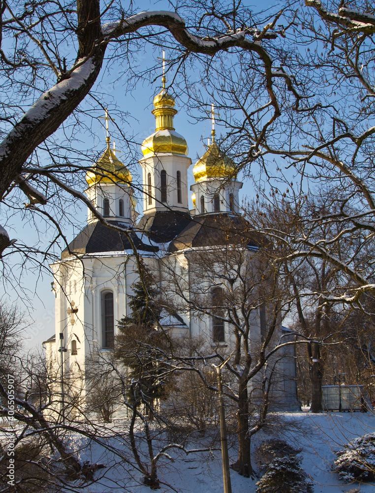 Morning fantasies in the ancient city.
Branches of old trees frame the domes of the temple.
Morning fantasies in the ancient city.
Branches of old trees frame the domes of the temple.