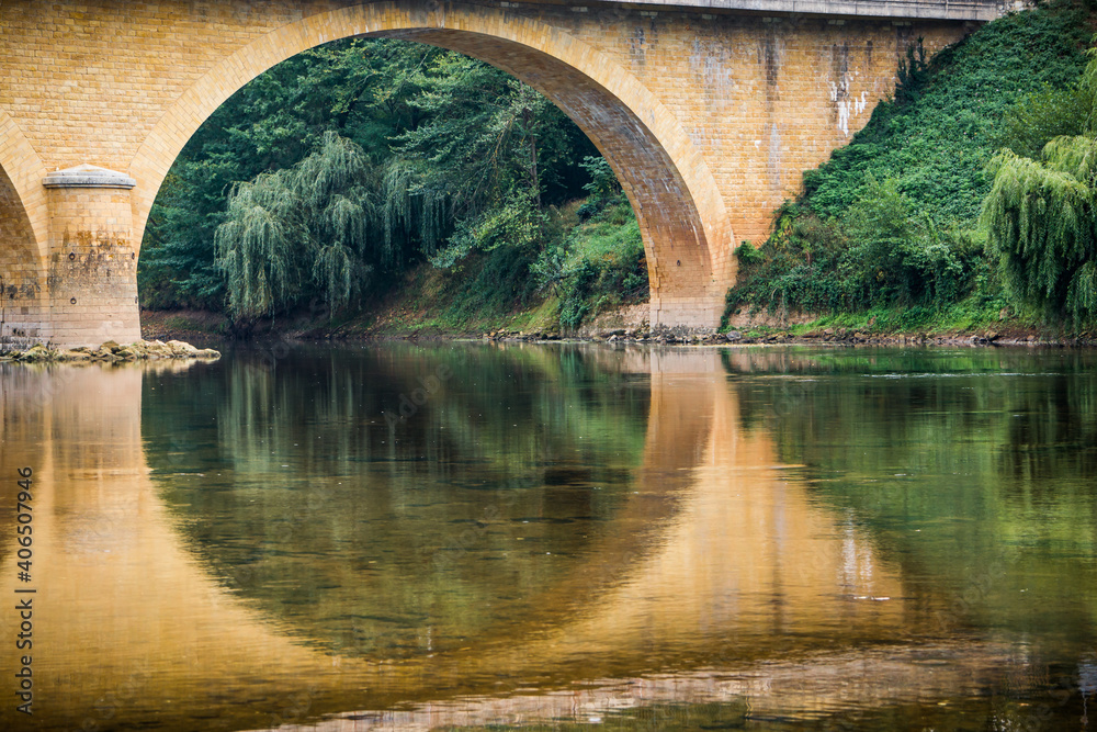 Fototapeta premium Beautiful Perigord aquaduct reflects in the French river