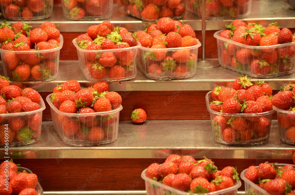Barquettes de fraises sur un marché