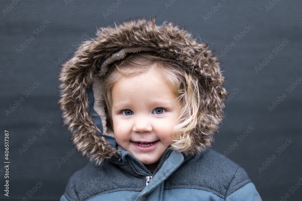 portrait naturel d'une petite fille dans le froid portrait naturel d'une petite fille dans le froid