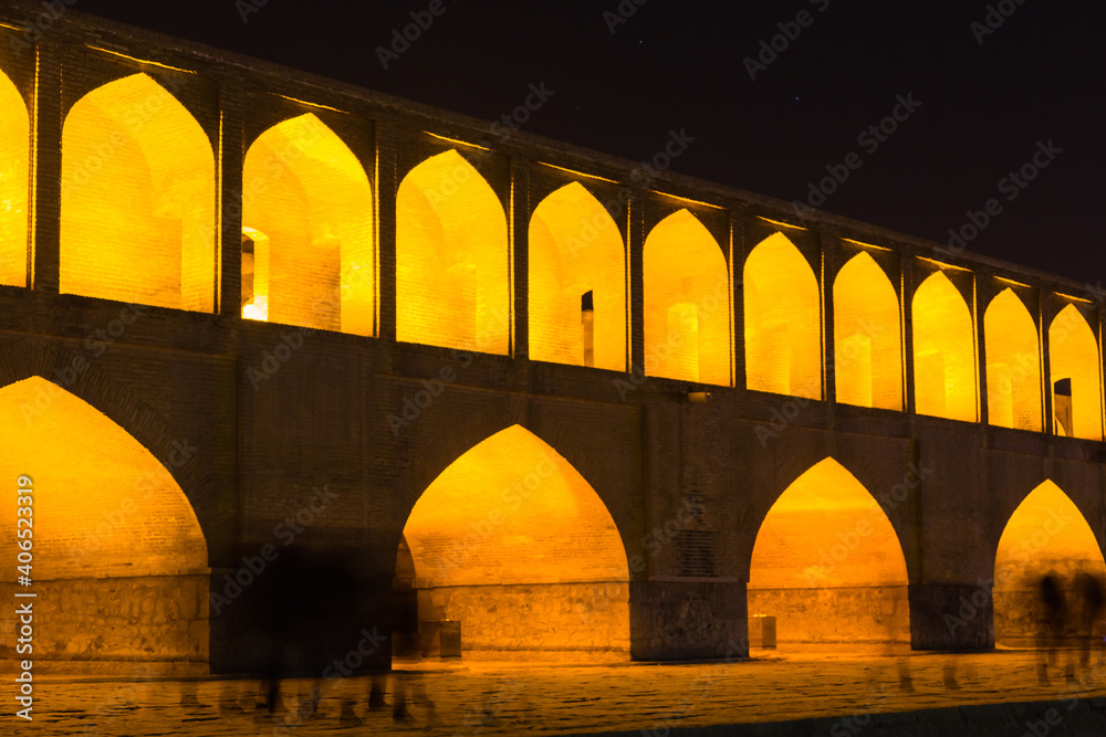 イラン　夜になってライトアップされたエスファハーンのハージュ橋