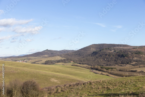 Schöne Landschaft unter blauen Himmel © tamaslaza3