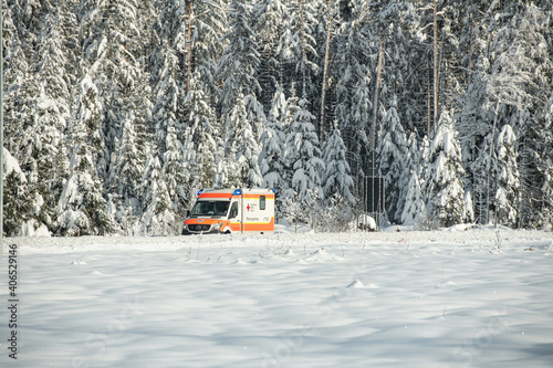 Krankenwagen im Winter mit Schnee im Einsatz