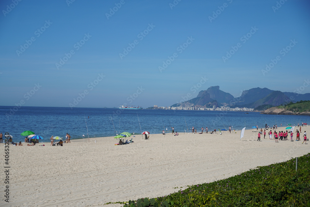 Obraz premium Piratininga beach in the city of Niterói in Rio de Janeiro, on a beautiful sunny day in summer