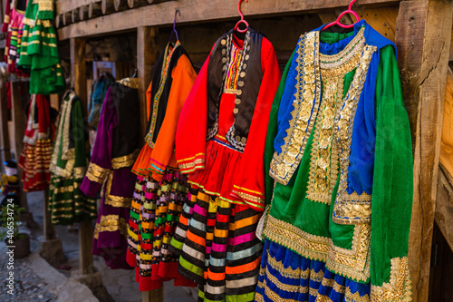 イラン　マースーレのお土産品の服  © pespiero