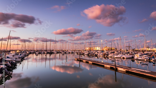 Fotografiet Barche e riflessi sull'acqua in Marina Dorica ad Ancona al tramonto