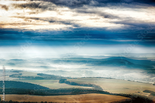 Sonnenstrahlen kommen durch die Wolken