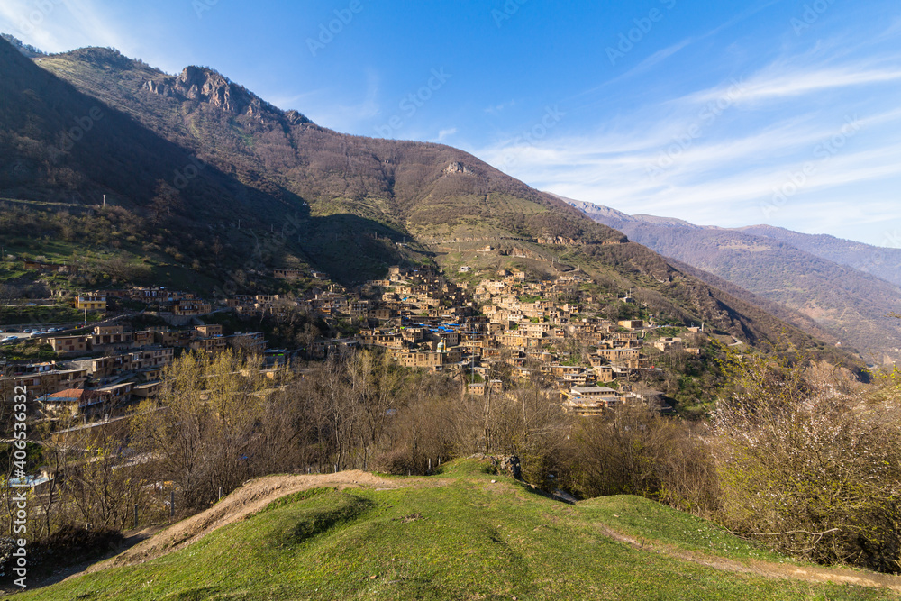 Obraz premium イラン 丘から見えるマースーレの風景