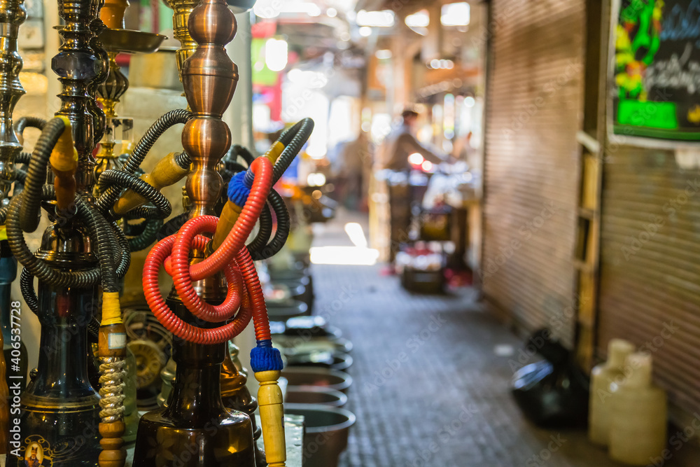 イラン　ラシュトのバザールで売られている水タバコ
