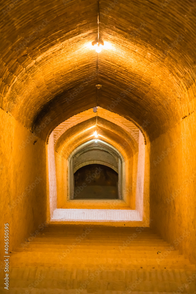 イラン　ヤズドの路地裏の地下へと向かう階段