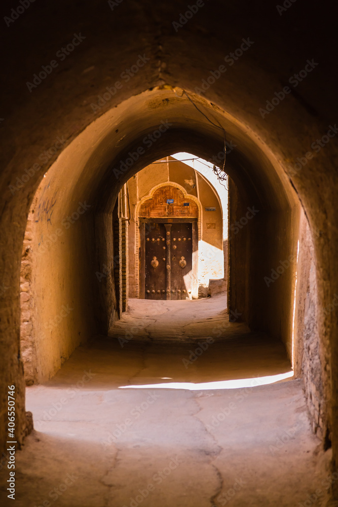 イラン　ヤズドの旧市街のトンネルの先にある扉