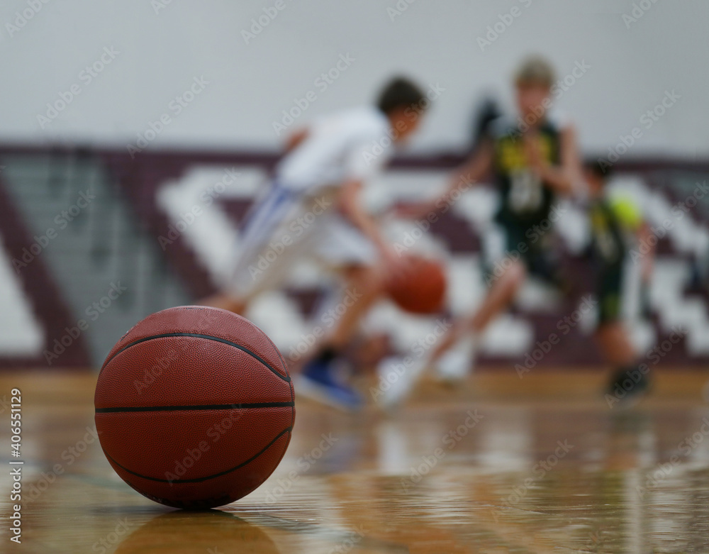 Naklejka premium basketball fast break during a youth game. 