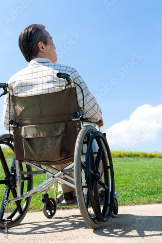 車椅子で散歩するシニア男性