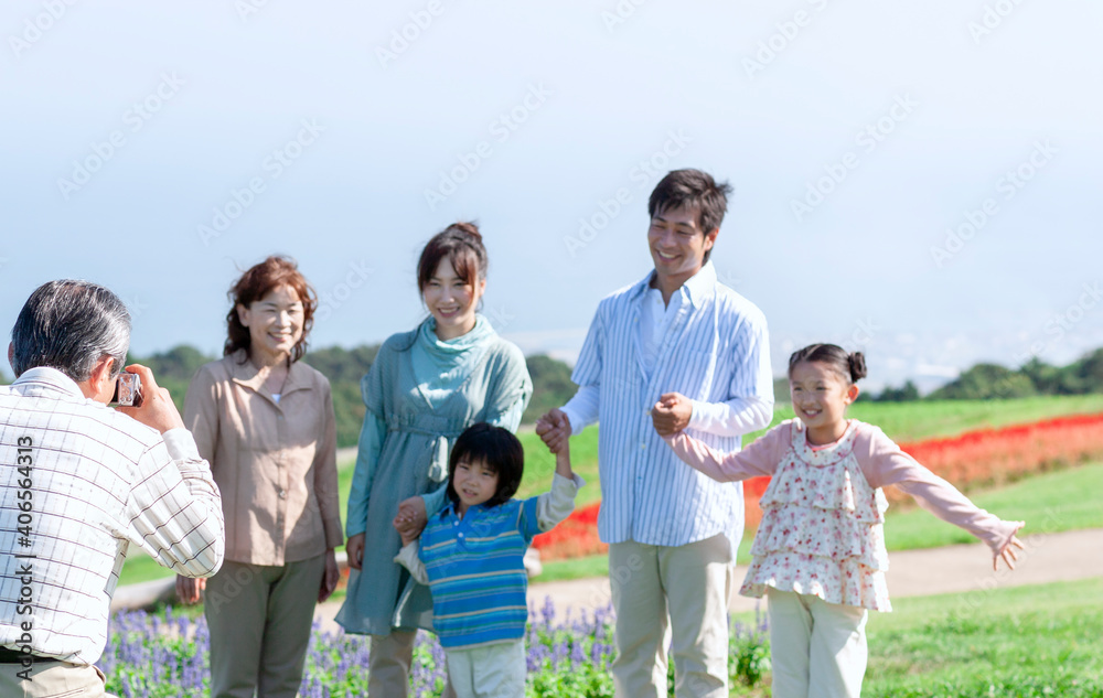記念撮影をする三世代家族