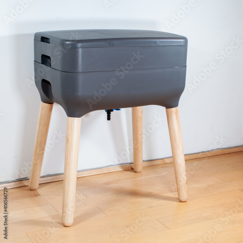 A sleek, modern looking indoor worm composter is the perfect solution for apartment living, and composting your household kitchen waste! This 2 tier worm farm will product worm castings and 