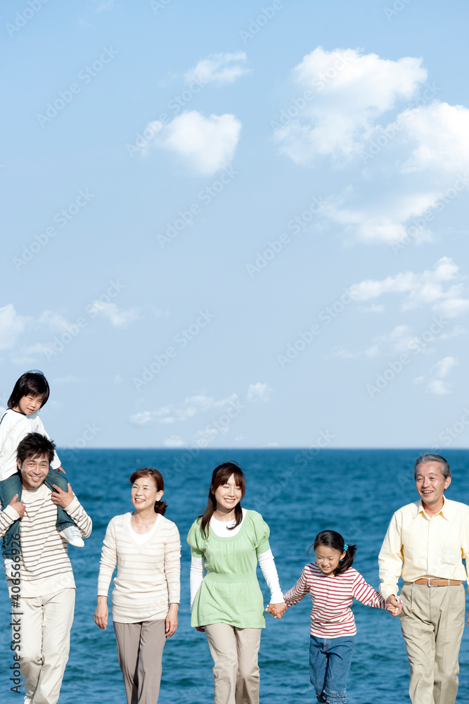笑顔の三世代家族