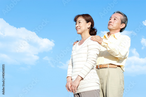 空を見上げるシニア夫婦