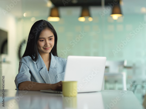 Businesswoman focusing on her work whit laptop in meeting room