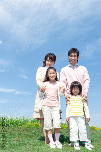 芝生に立つ家族