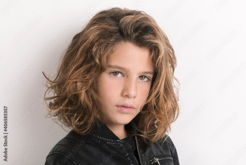 Bimbo con capelli ricci e biondi