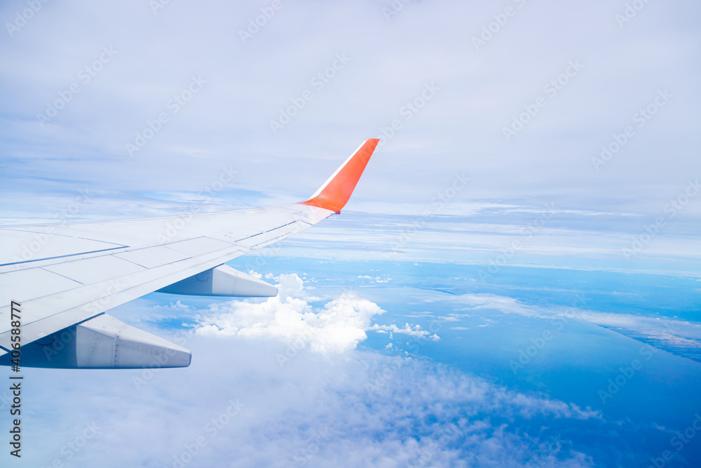 Fototapeta premium Airplane wing On the blue sky