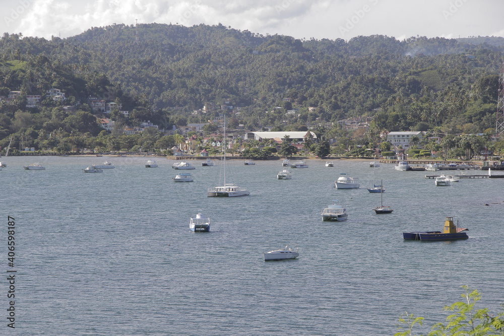 Obraz premium playa de samana y barcos, al aire libre, viajes turismo, verano, isla del océano