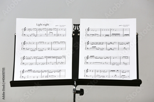 Foto Note stand with music sheets on light background