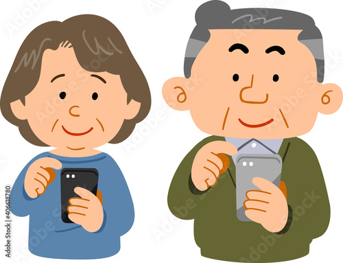 携帯電話を見るシニアの夫婦
