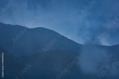 霧に飲まれる山々 © RYOTA