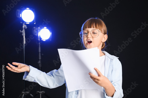 Behang Little actress on dark background